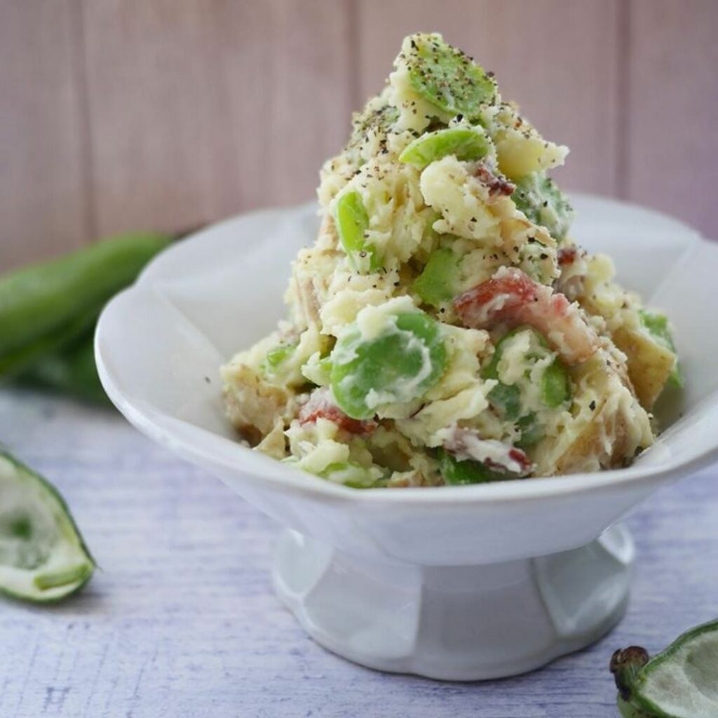 【#エルグルメレシピ 】旬の野菜のおいしさを味わうための、大人のポテトサラダ。そら豆の香りとベーコンの旨みがマッチして 、ボリューミーな味わい。タワーのように高
