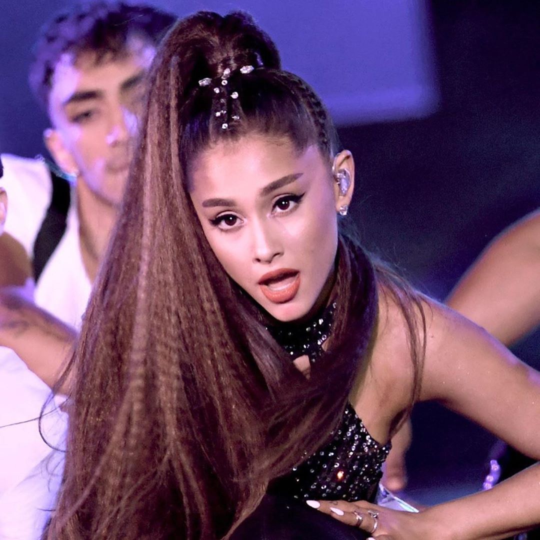 Happy Birthday Ariana 今日はアリアナ グランデの27歳の誕生日 ポニーテールがトレードマークの彼女だけど おだんごヘアやハーフアップ Magmoe Happy Birthday Ariana 今日はアリアナ グランデの27歳の誕生日 ポニーテールがトレードマークの彼女だけど おだんごヘアやハーフアップ Magmoe