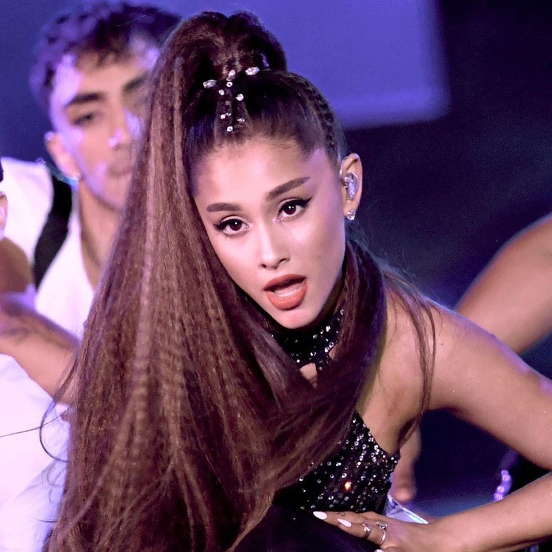 Happy Birthday Ariana 今日はアリアナ グランデの27歳の誕生日 ポニーテールがトレードマークの彼女だけど おだんごヘアやハーフアップ Magmoe