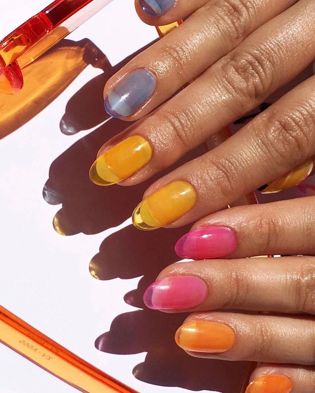 Ellebeauty 梅雨が明ければ いよいよ夏本番夏気分を先取りするなら 普段より明るいカラーやポップなデザインのネイルに挑戦してみては 人気ネイリストが提 Magmoe Ellebeauty 梅雨が明ければ いよいよ夏本番夏気分を先取りするなら 普段より明るいカラーやポップなデザインのネイルに挑戦してみては 人気ネイリストが提 Magmoe