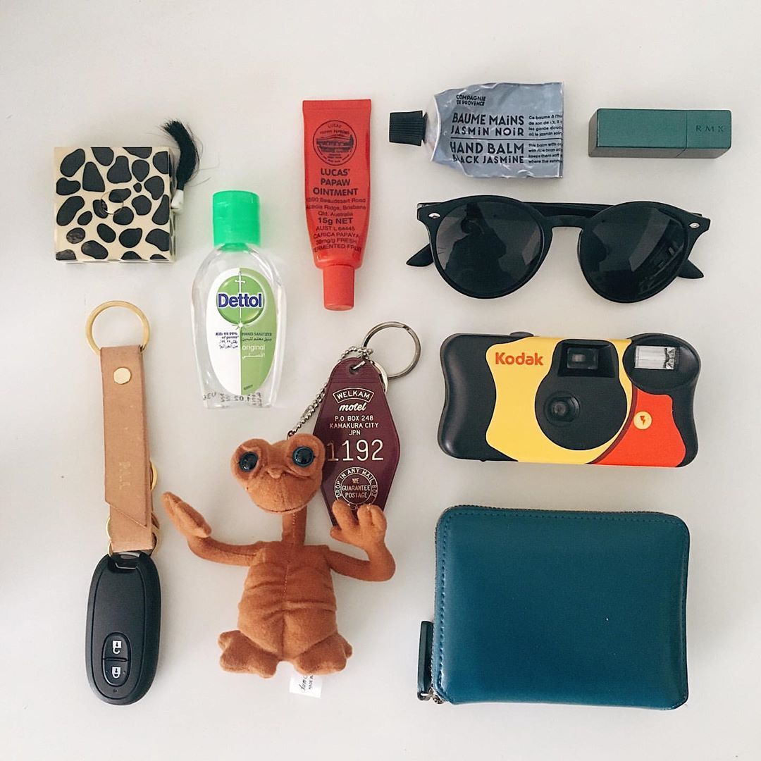 What S In My Bag 夏のバッグの中身には Uvカットサングラスやお直しコスメが欠かせないみんなはこの夏どんなものを持ち歩きたい おしゃれガ Magmoe What S In My Bag 夏のバッグの中身には Uvカットサングラスやお直しコスメが欠かせないみんなはこの夏どんなものを持ち歩きたい おしゃれガ Magmoe