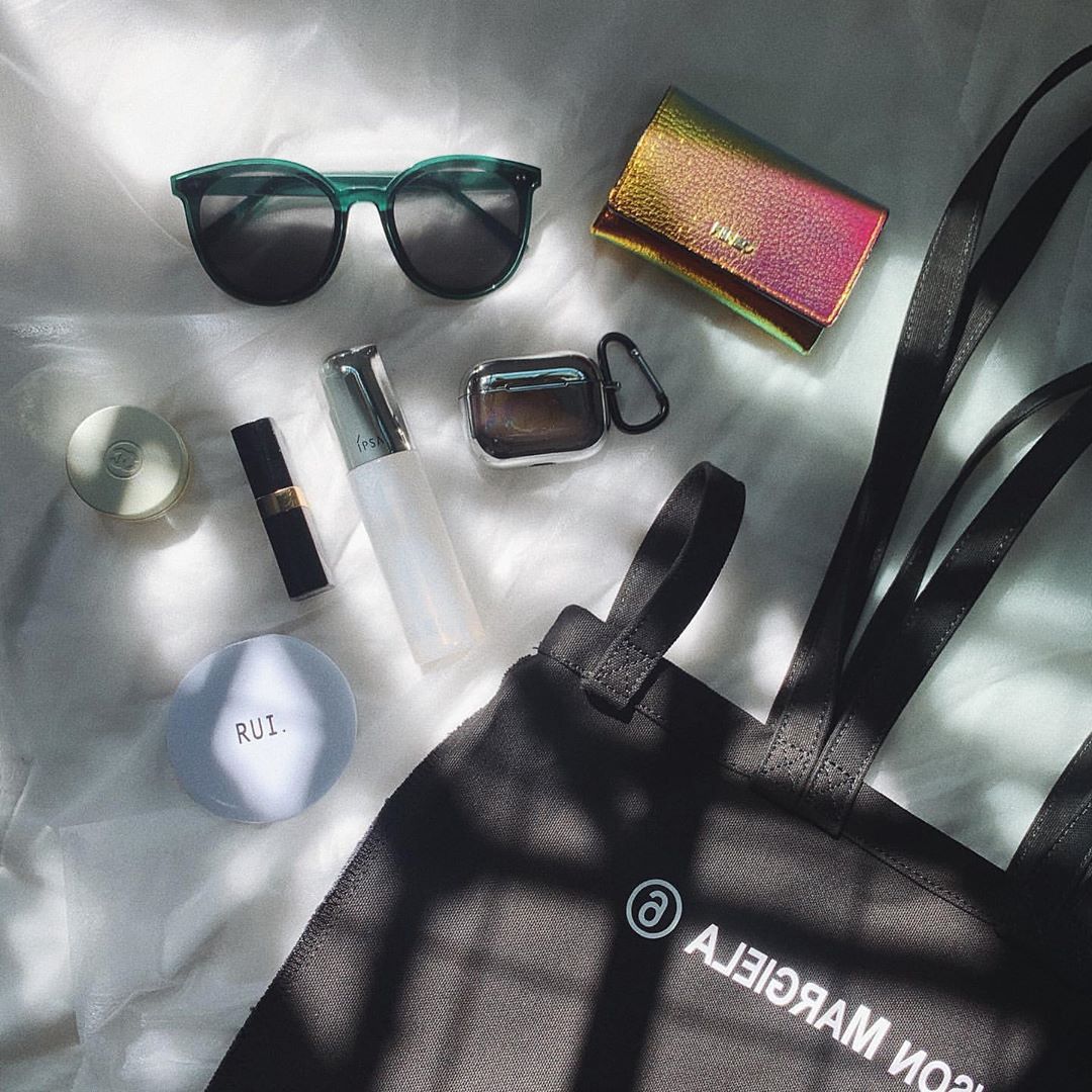 What S In My Bag 夏のバッグの中身には Uvカットサングラスやお直しコスメが欠かせないみんなはこの夏どんなものを持ち歩きたい おしゃれガ Magmoe