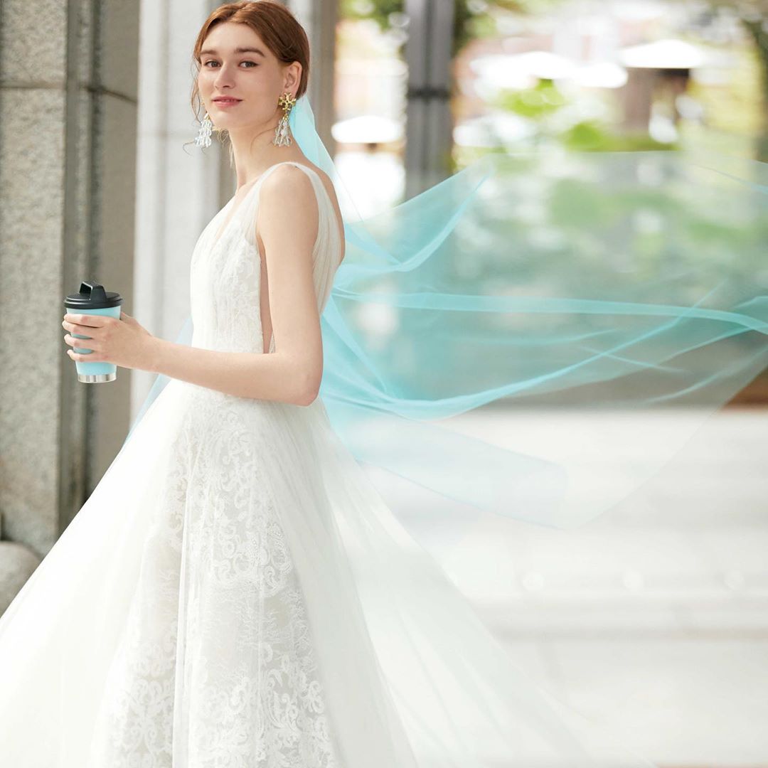 優美なリバーレースドレスの上に ふんわりとシフォンを重ねたエアリーな一着 空気をはらんでなびくロングトレーンとブルーベールの 涼やかな二重奏にトラ Magmoe 優美なリバーレースドレスの上に ふんわりとシフォンを重ねたエアリーな一着 空気をはらんでなびくロングトレーンとブルーベールの 涼やかな二重奏にトラ Magmoe