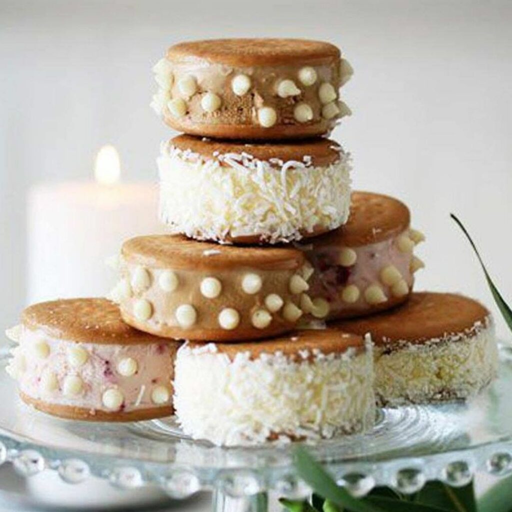 【#エルグルメレシピ】市販のクッキーにアイスをサンドしてデコレーションするだけで、こんなかわいいデザートが完成! 何個も作って重ねれば、タワースイーツでビジ 【#エルグルメレシピ】市販のクッキーにアイスをサンドしてデコレーションするだけで、こんなかわいいデザートが完成! 何個も作って重ねれば、タワースイーツでビジ