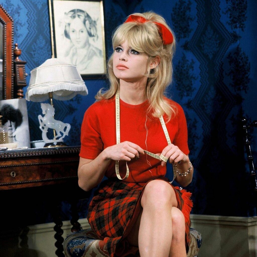 #ELLEfashion 永遠のセクシードール、ブリジット・バルドーシンプルなのにそこはかとなく薫る色気……その秘密は、持ち前のナイスバディを強調するタイトなト #ELLEfashion 永遠のセクシードール、ブリジット・バルドーシンプルなのにそこはかとなく薫る色気……その秘密は、持ち前のナイスバディを強調するタイトなト