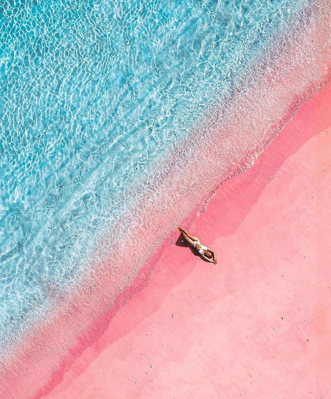 Elletravel 今年の海は我慢した という人も少なくはないはずそこで インドネシア コモド島のピンクビーチの写真をお届けピンクとブルーのグラデーションが Magmoe