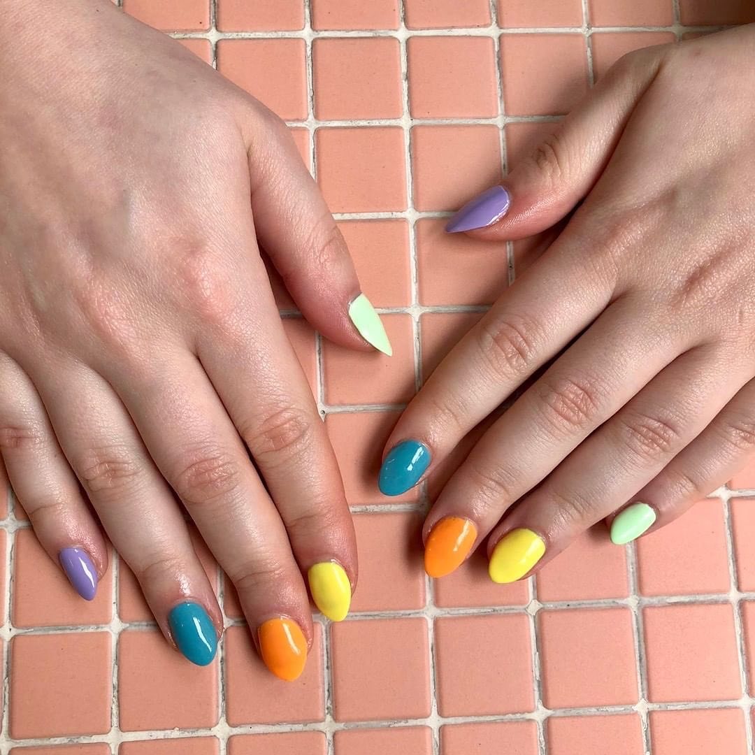 Ellebeauty 次のネイルデザインに悩んでる ならば カラフルでポップなマルチカラーネイルはいかが 1本1本色が違うだけなので セルフでも簡単にできちゃ Magmoe