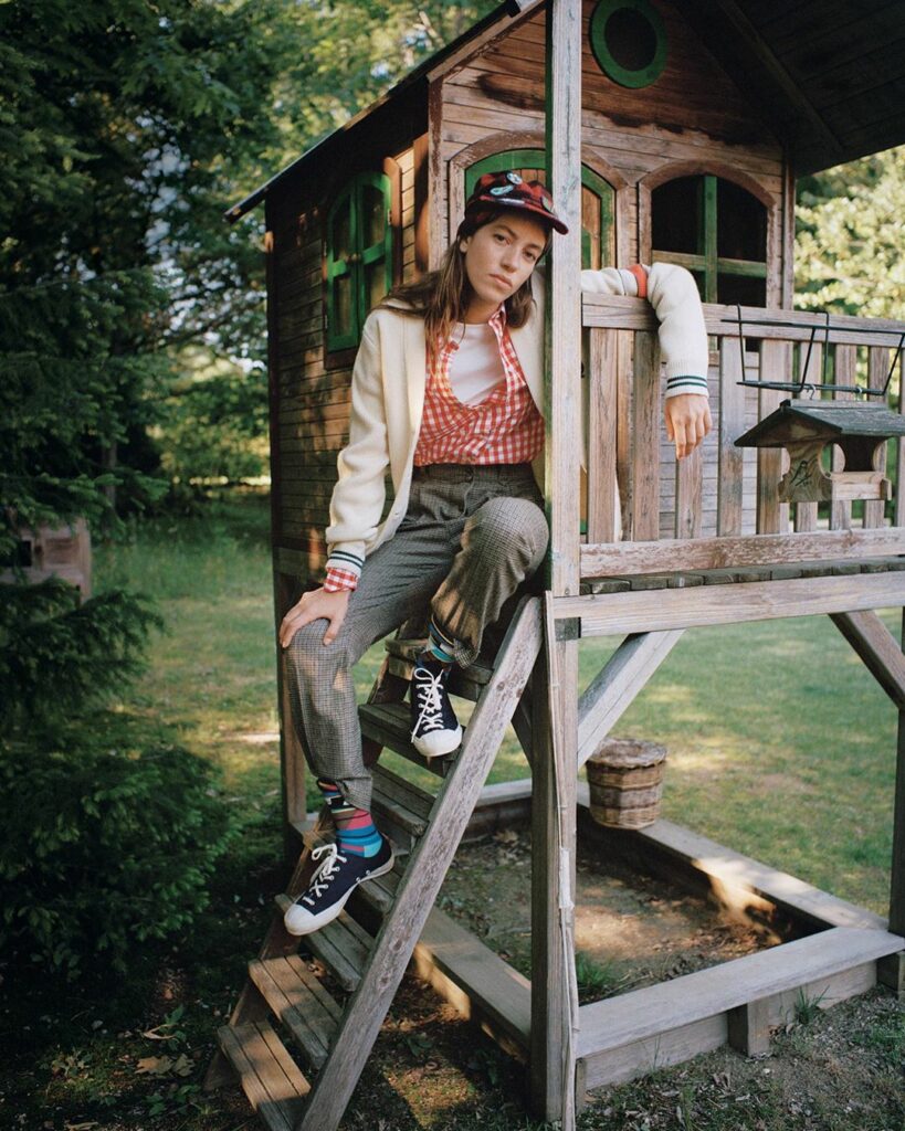 #ELLEfashion ワーク×ユーティリティ×アメカジ。気持ちのいいグリーンのなかで映えるのは、まるでボーイスカウトのような着こなし発売中のエル・ジャポン1