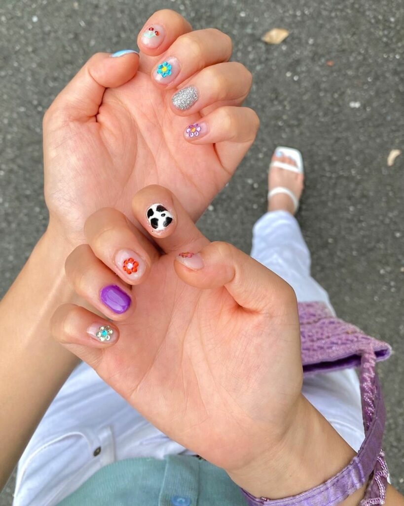 '90sムードなカラフルネイル﻿
﻿
トレンドの'90sムードを指先にも取り入れてみない？お花やさくらんぼなど、ちょっぴりレトロなモチーフを取り入れたネイルが流