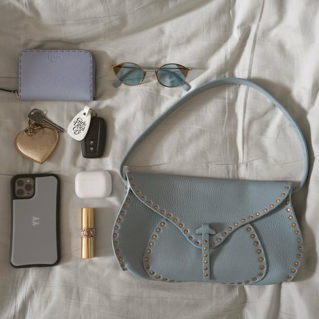 What’s in my bag?
この秋どんなバッグを持ち歩いてる?くすみパステルカラーがトレンドの今季、おしゃれガールたちはバッグや What's in my bag?
この秋どんなバッグを持ち歩いてる?くすみパステルカラーがトレンドの今季、おしゃれガールたちはバッグや