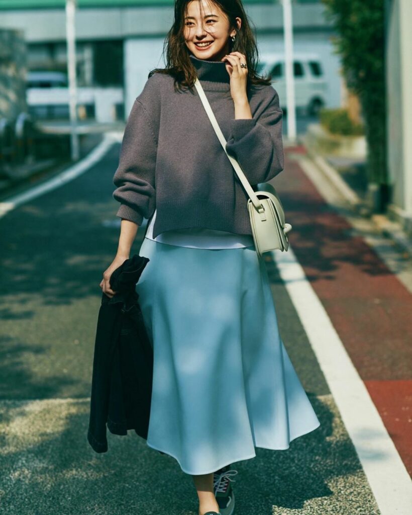 昨日誕生日を迎えた朝比奈彩が着ているのは
ベーシックなカシミアタートルのニット。

なめらかな肌触りと温もりだから、
これから冬の終わりまで
ずっと活躍してくれ