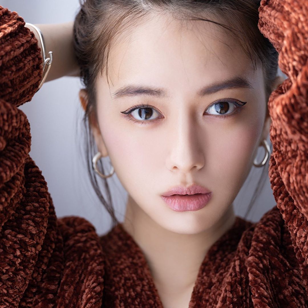 【本日公開】『女優・山本舞香さんが心ときめいた！ ニューノーマルな秋メイクを実践 vol.4』 ★ バリエ豊富に出揃った秋コスメの中から、女優