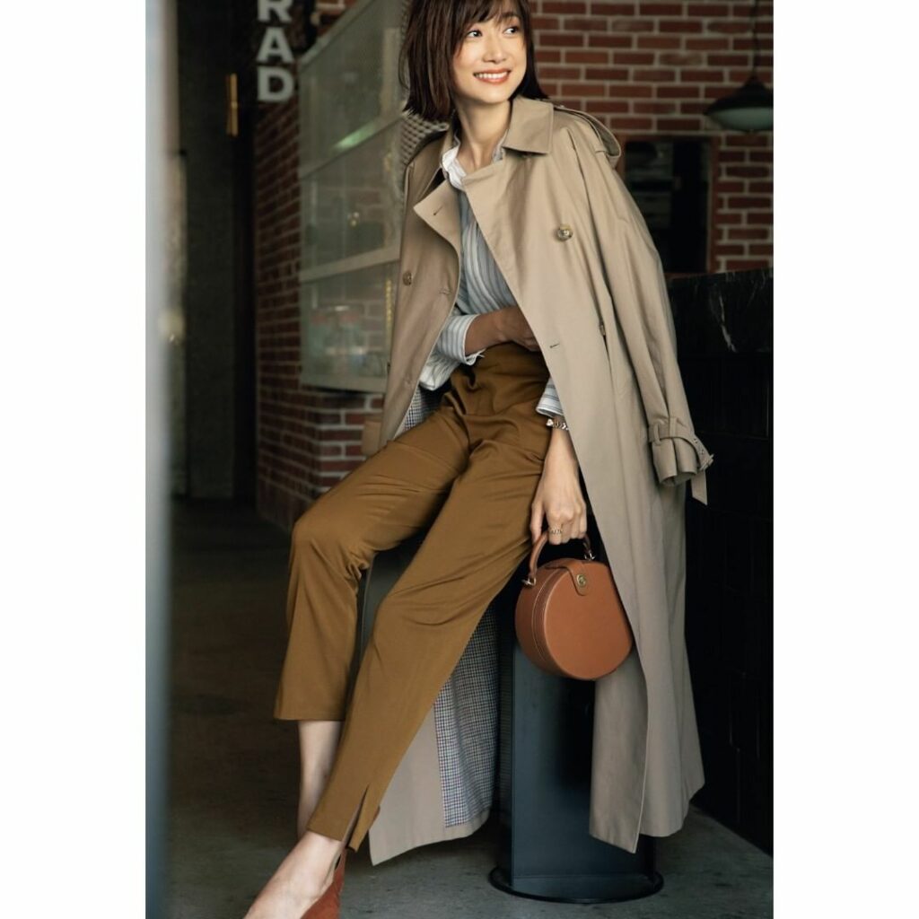 【今日のコーデ】
10月11日（日）
キャメルブラウンは、ベージュや黒といったベーシック色のアウターともすんなりなじみ、ほどよく映える色。キャラメルブラウンの