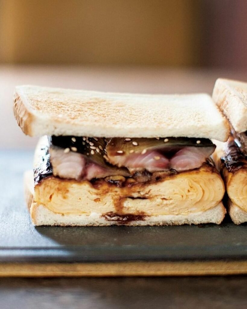 【#エルグルメレシピ 】ぱくっとかぶりつけば、さばの脂と甘辛いソース、ふっくら卵焼きのコラボレーションに悶絶するはず冷めてもおいしいので、パン弁当にもぜひ 【#エルグルメレシピ 】ぱくっとかぶりつけば、さばの脂と甘辛いソース、ふっくら卵焼きのコラボレーションに悶絶するはず冷めてもおいしいので、パン弁当にもぜひ