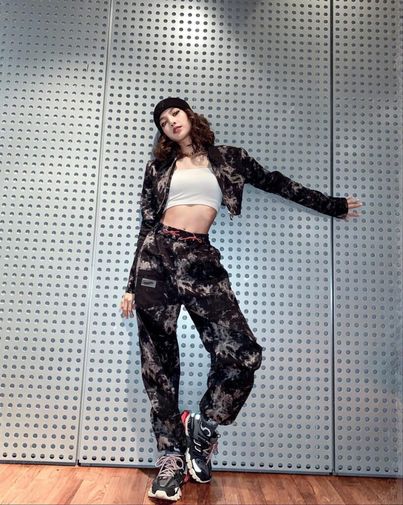 韓国のおしゃれガールはセットアップに夢中♡
韓国では2020年秋冬の一大トレンドとして“セットアップ”が浮上中BLACKPINKやTWICEなど人気アイド 韓国のおしゃれガールはセットアップに夢中♡
韓国では2020年秋冬の一大トレンドとして“セットアップ”が浮上中BLACKPINKやTWICEなど人気アイド