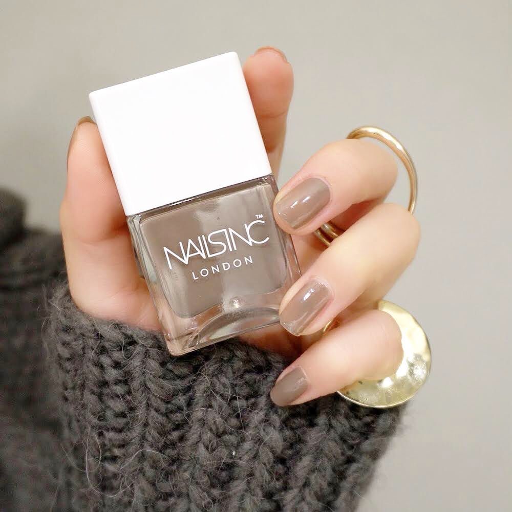 ファッションブランドのディレクターJUNNA @junna さんが、スモーキーカラーのお洒落ネイルをご紹介してくださいました﻿
﻿
JUNNAさんがクリエイティ