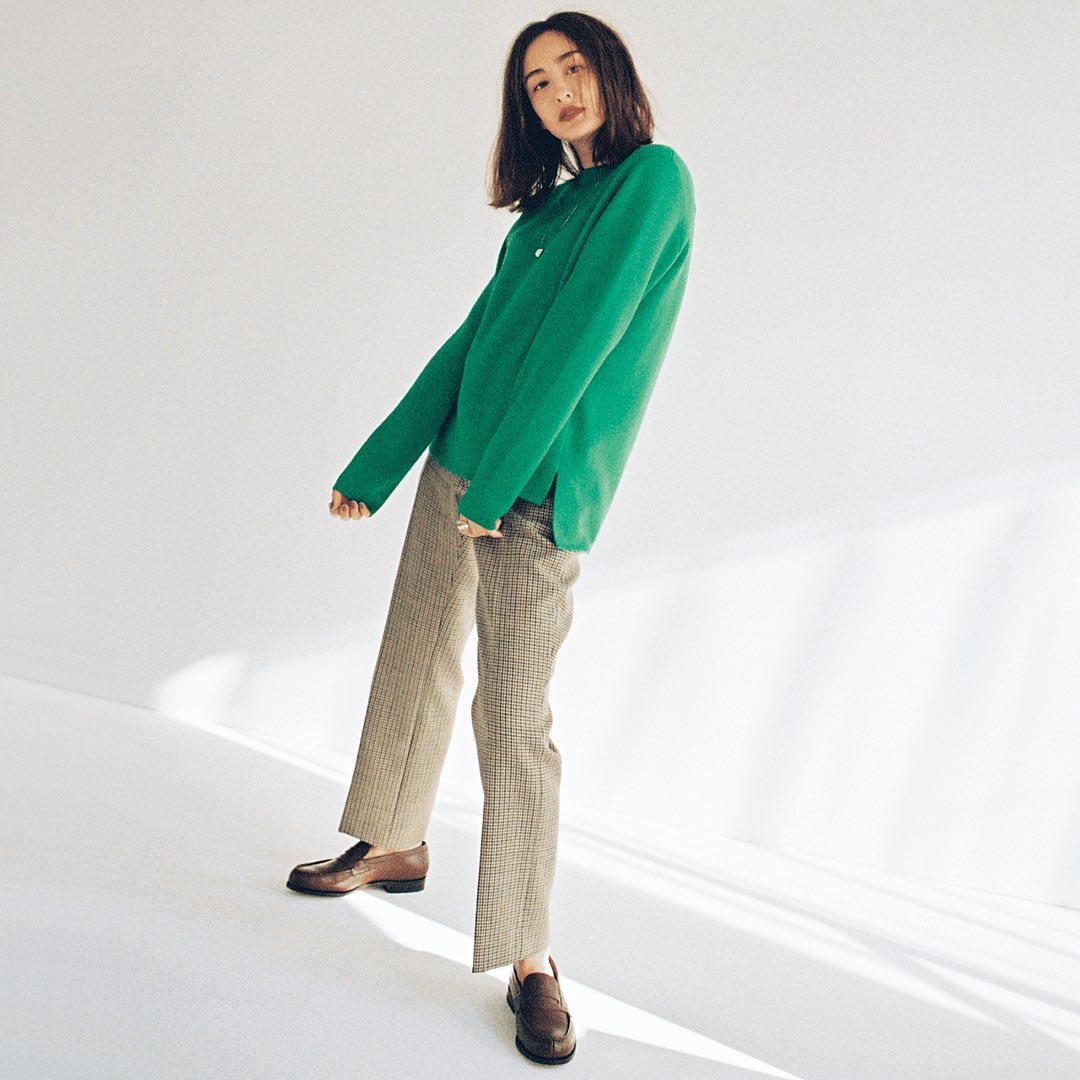 10月12日 月 メンズライクなチェックパンツは アンクル丈で女らしさを残して 洗練されたグリーンのニットは クルーネック スリ Magmoe