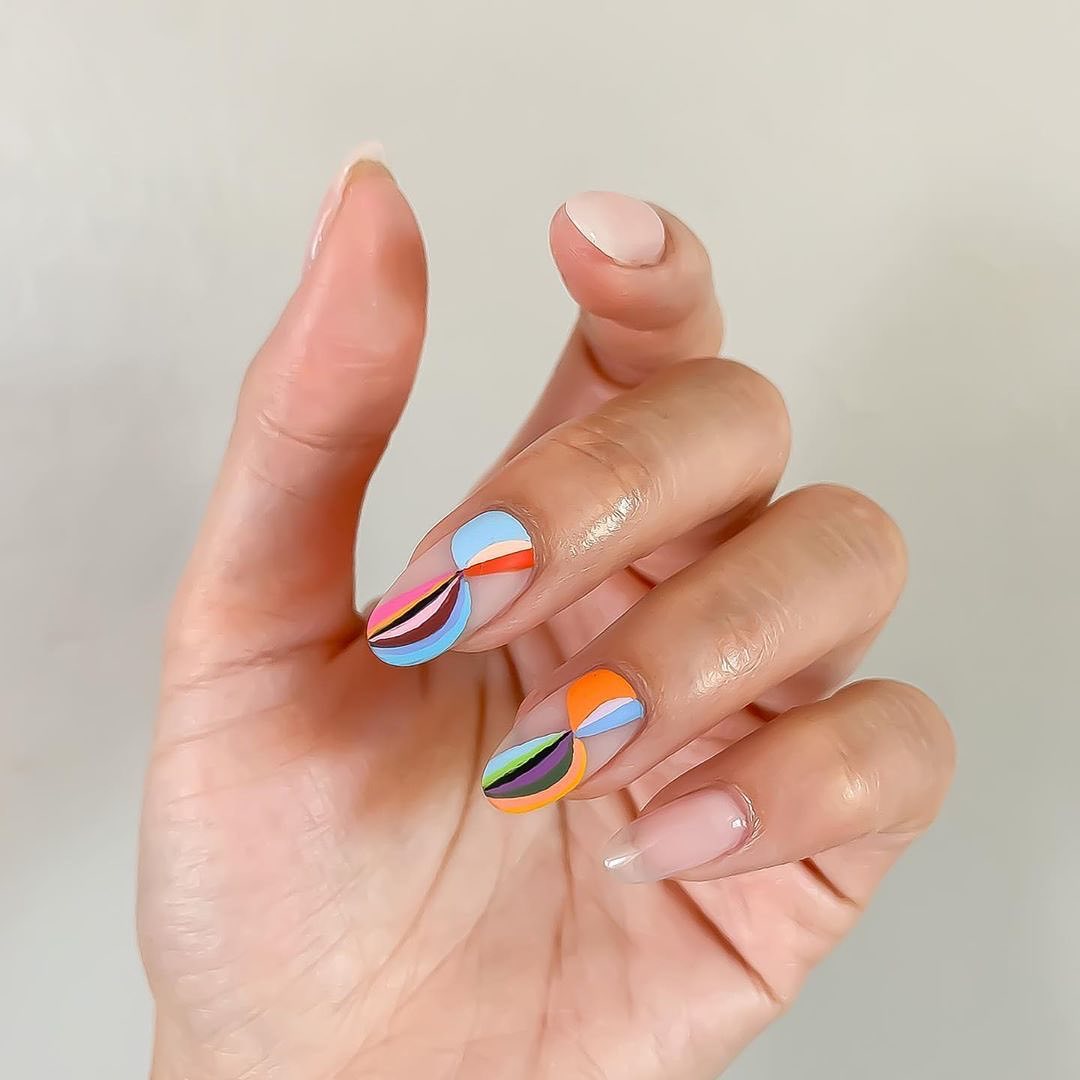 Ellebeauty バーガンディのネイルも良いけど 今年の秋は自由でレトロなカラーリングが魅力なネイルに挑戦してみようそこで今日は60年代ムード溢れる サイケ Magmoe Ellebeauty バーガンディのネイルも良いけど 今年の秋は自由でレトロなカラーリングが魅力なネイルに挑戦してみようそこで今日は60年代ムード溢れる サイケ Magmoe