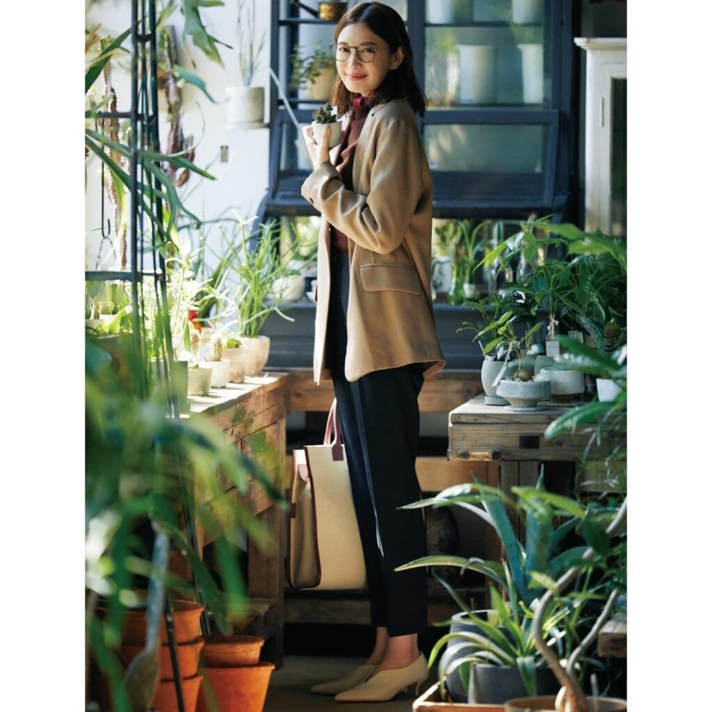 【今日のコーデ】
10月22日（木）
好感度を上げたい日は、優しげにみえるブラウンニットの襟元にスカーフをあしらい顔周りを今っぽく盛り上げるのが◎。ジャケット