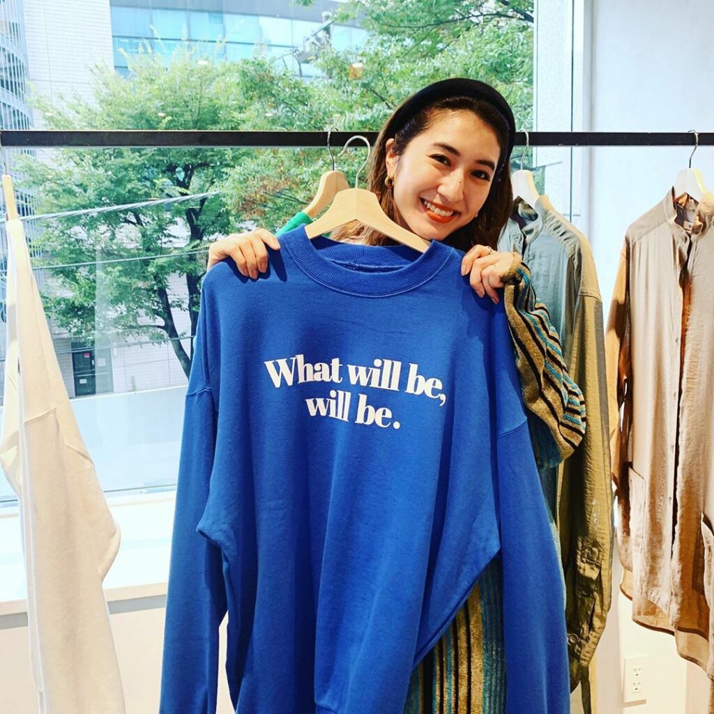 有末のブランド【MATURED】の展示会へ﻿
まるで本人のクローゼットの中のようなアイテムたちは、有末の愛とこだわりが凝縮﻿
ブランドのアイコンであるロゴスウェ