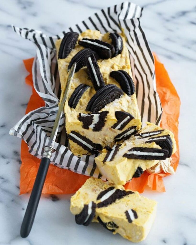 【#エルグルメレシピ 】チョコレート味のクッキーサンドを使って作る、ハロウィンカラーのアイスケーキは、なんと混ぜて凍らせるだけで完成!失敗せず作れるので、お菓子 【#エルグルメレシピ 】チョコレート味のクッキーサンドを使って作る、ハロウィンカラーのアイスケーキは、なんと混ぜて凍らせるだけで完成!失敗せず作れるので、お菓子