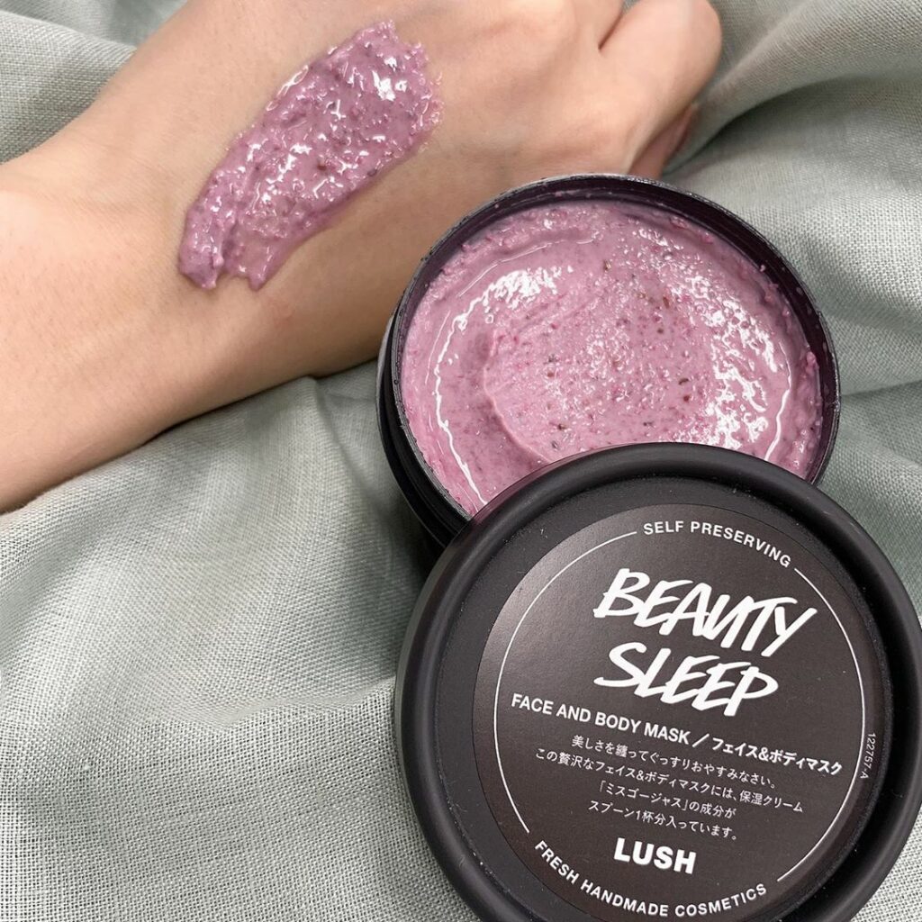 ナチュラルコスメブランド「LUSH（ラッシュ）」から、クレイタイプのフェイス＆ボディ マスクが登場！

紫色のクレイペーストが印象的な「ビューティ スリープ」は