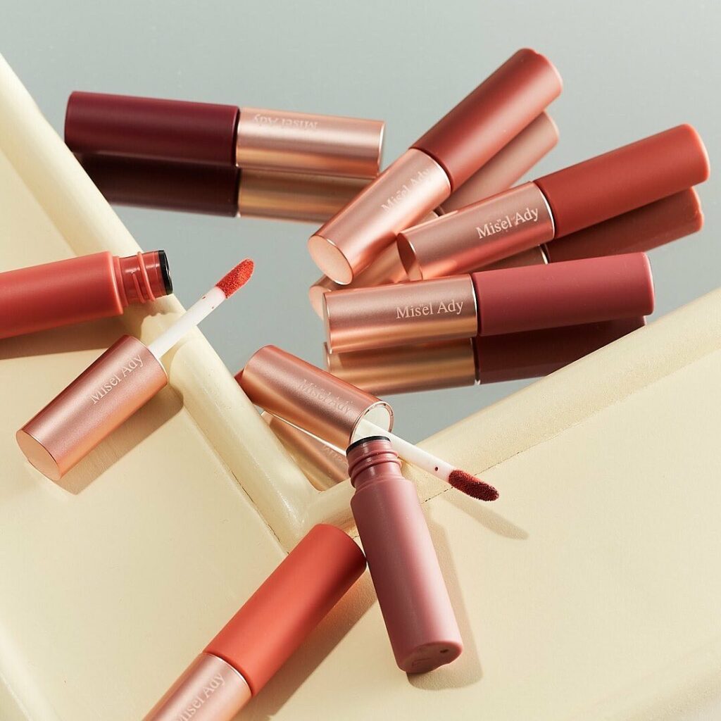 マスクしてても落ちにくい！
.
透け感のあるマットな仕上がりが人気の【ミゼルエディ】のリップティントをご紹介4種の保湿成分で唇をうるおしながら、ティント効果で長