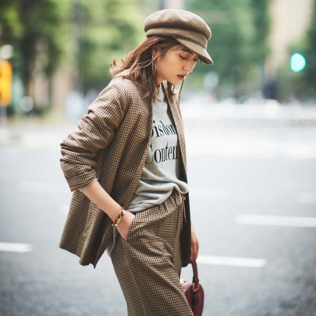 大人女子に似合う オシャレすぎ 秋冬帽子コーデ 4選 Classy で表紙のスタイリングを務める 看板スタイリストの荒木里実さんが 読者にも大人気 帽子ブラ Magmoe 大人女子に似合う オシャレすぎ 秋冬帽子コーデ 4選 Classy で表紙のスタイリングを務める 看板スタイリストの荒木里実さんが 読者にも大人気 帽子ブラ Magmoe