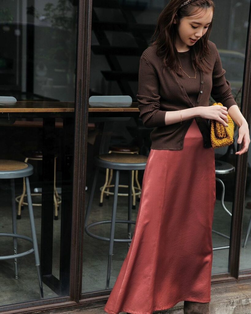 Oggi12月号ではきれい色を特集しています 履き慣れた定番ボトムをきれい色に変えるだけで、こんなに今っぽくなるんですまりえちゃんが履いているのはアプリコットピ