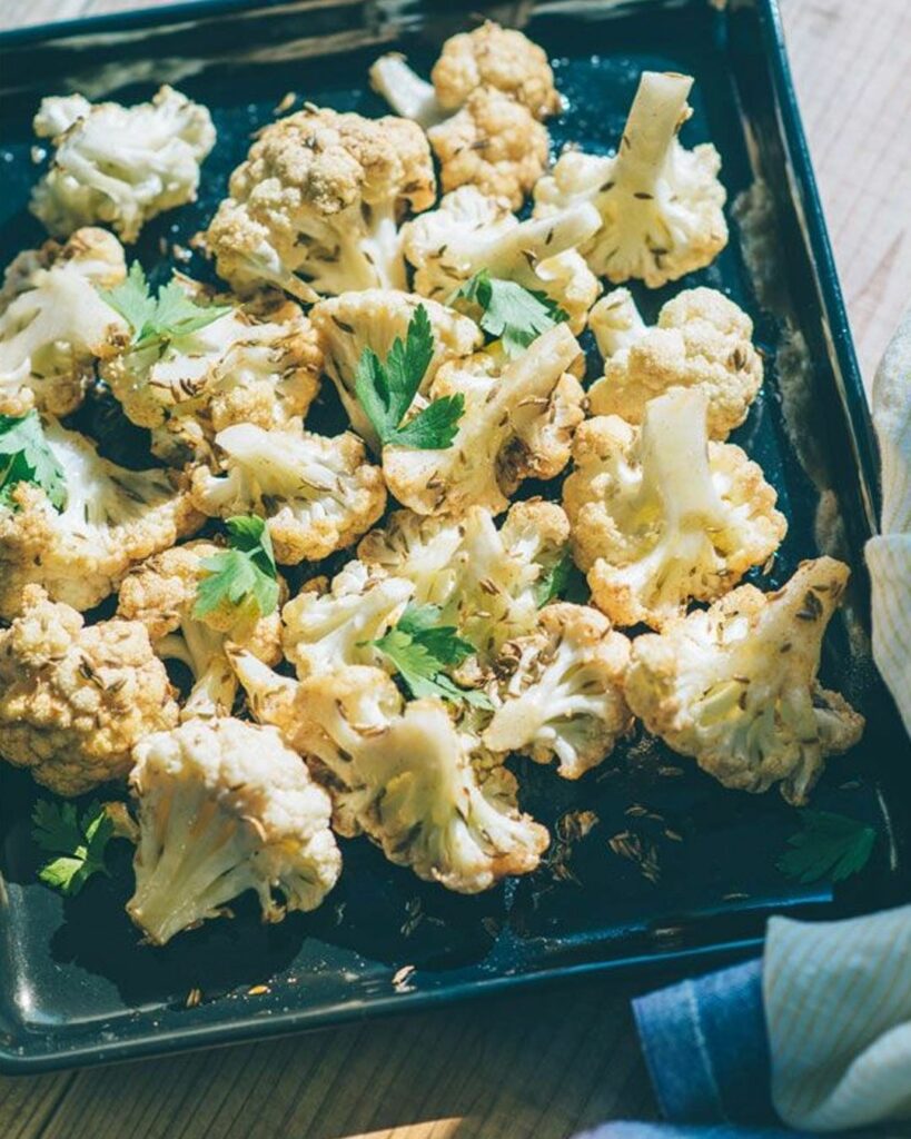 【#エルグルメレシピ 】カリフラワーに下味を付けたら、あとはオーブンにおまかせ!クミンの風味がたまらないアツアツのオーブン焼きは、そのままでも、メインの料理 【#エルグルメレシピ 】カリフラワーに下味を付けたら、あとはオーブンにおまかせ!クミンの風味がたまらないアツアツのオーブン焼きは、そのままでも、メインの料理