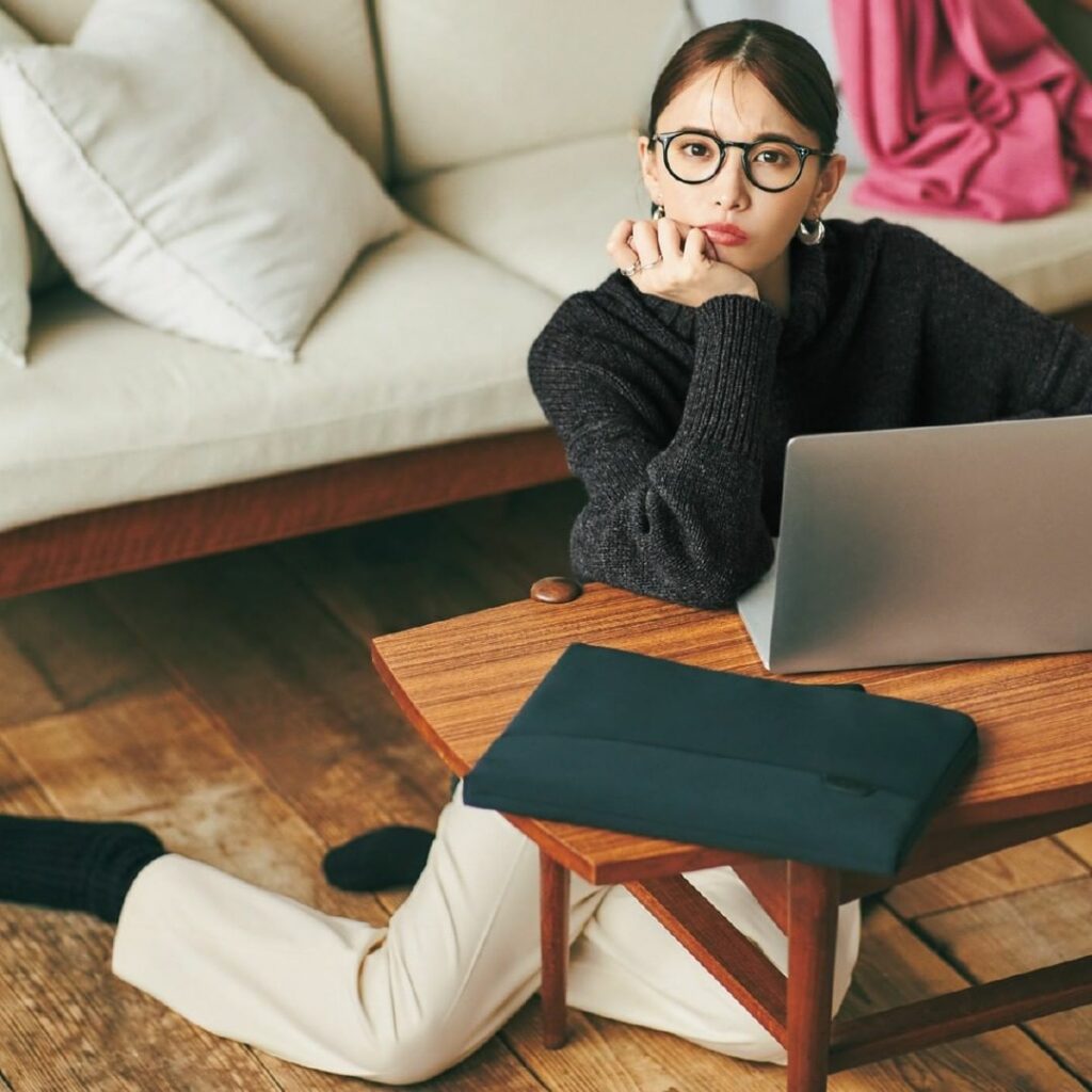 11月13日(金)
通勤シーンで活躍するセンタープレスのきれいめ白パンツは、ウエストゴム仕様のものを選べば自宅勤務時も便利。クリーンなカラーが気分を仕事モードに 11月13日(金)
通勤シーンで活躍するセンタープレスのきれいめ白パンツは、ウエストゴム仕様のものを選べば自宅勤務時も便利。クリーンなカラーが気分を仕事モードに