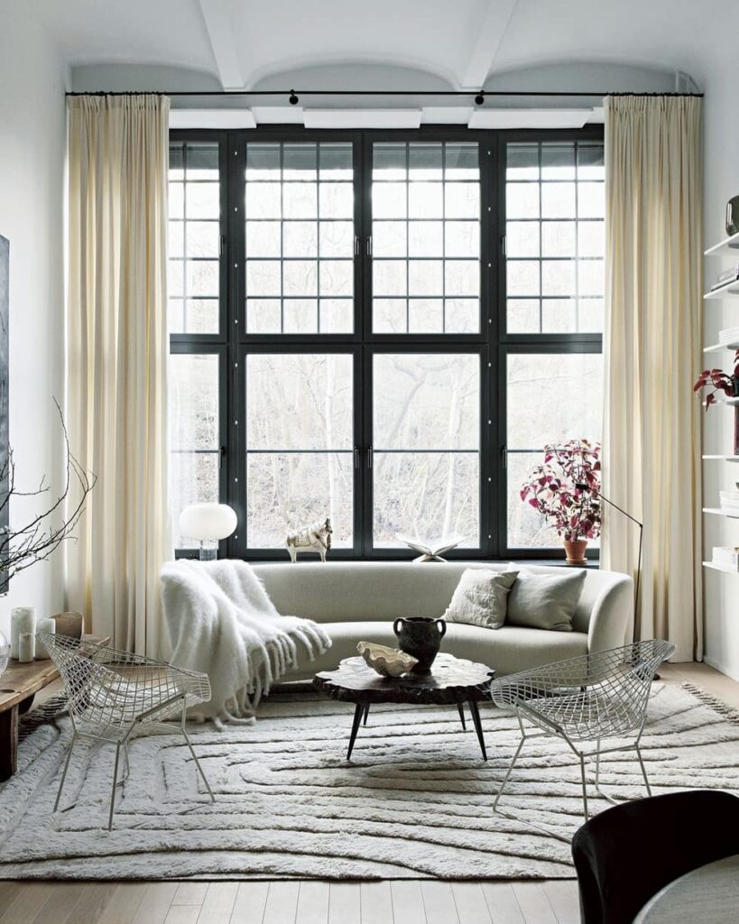 【家族の暮らしを包み込むスイートホームへようこそ】スウェーデン、ストックホルムの元工場を大胆にリノベーション。高い天井と大きな窓が創り出す開放感と共に、豊かな