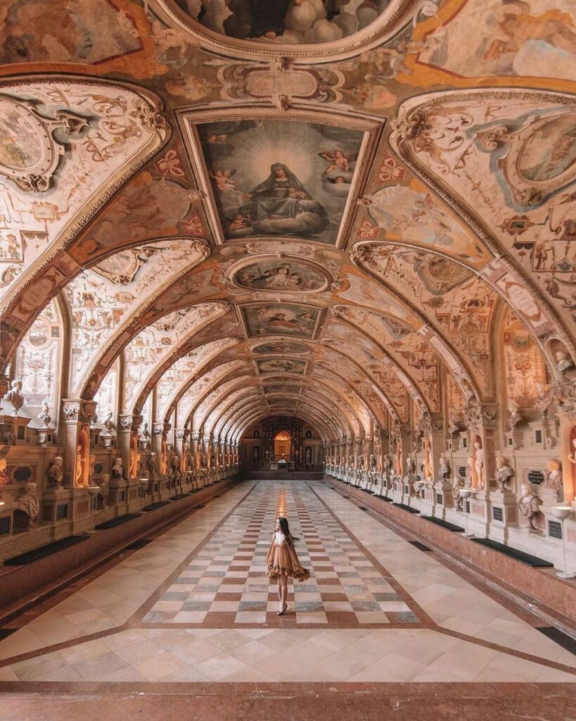 #ELLEtravel まさに豪華絢爛!な空間ここはドイツ・ミュンヘンにある王宮ミュンヘン・レジデンツ。バイエルン公国時代の1384年から約500年もの歳月をか #ELLEtravel まさに豪華絢爛!な空間ここはドイツ・ミュンヘンにある王宮ミュンヘン・レジデンツ。バイエルン公国時代の1384年から約500年もの歳月をか