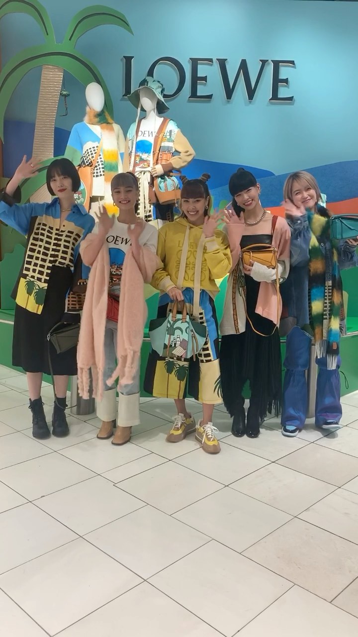 次世代ガールズユニオン Faky の5人が 伊勢丹新宿店で開催中の ロエベ のポップアップストアに来場 ロエベ のバッグやウェアをまとった5 Magmoe 次世代ガールズユニオン Faky の5人が 伊勢丹新宿店で開催中の ロエベ のポップアップストアに来場 ロエベ のバッグやウェアをまとった5 Magmoe