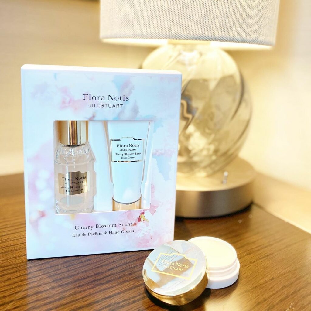 フローラノーティス ジルスチュアートから、春の訪れを感じるやわらかな桜の香りの限定コレクションが届きました♡
.
シリーズに共通するのは優しくも儚いチェリーブロ フローラノーティス ジルスチュアートから、春の訪れを感じるやわらかな桜の香りの限定コレクションが届きました♡
.
シリーズに共通するのは優しくも儚いチェリーブロ