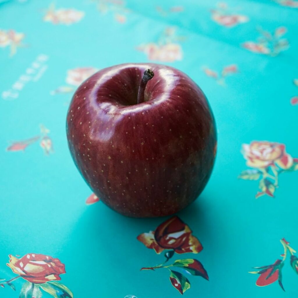 やっぱり「ふじ」だなぁ、と思うんです。
日本が誇るりんご品種「ふじ」。爽やかでクリスプな歯ごたえが素晴らしい。酸味と甘みのバランスも素晴らしい。
しゃり、しゃり