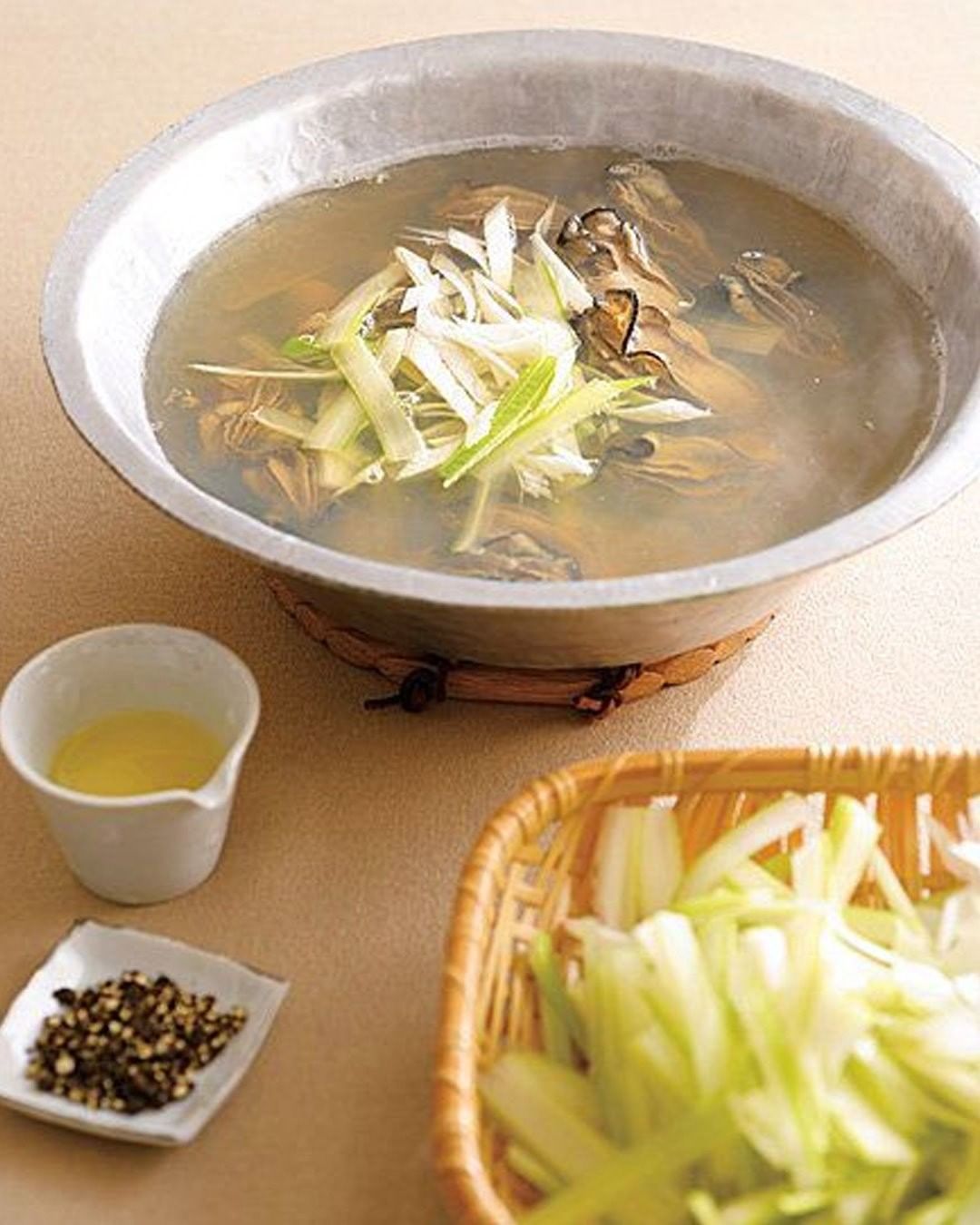エルグルメレシピ ほんのりナンプラーの風味が漂う和風だしに 牡蠣と 千切りにしたセロリ ねぎを加えたあっさり鍋 薬味で割こしょうと柚子の果汁 Magmoe エルグルメレシピ ほんのりナンプラーの風味が漂う和風だしに 牡蠣と 千切りにしたセロリ ねぎを加えたあっさり鍋 薬味で割こしょうと柚子の果汁 Magmoe