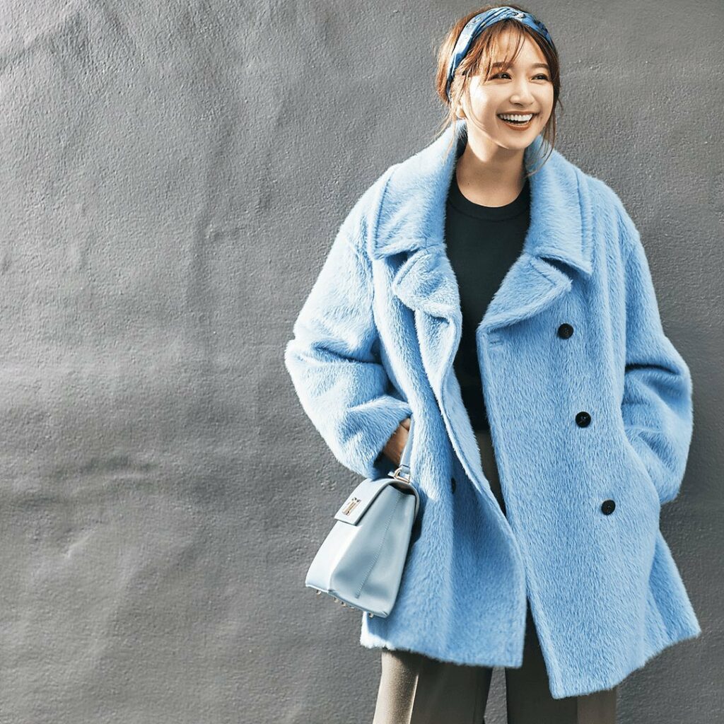 12月27日(日)、⁠⠀
ダークトーンが増えるこの季節に、⁠⠀
フレッシュに映える「カラーコート」。⁠⠀
⁠⠀
表情のあるシャギー素材なら、⁠⠀
寒色でも大人可