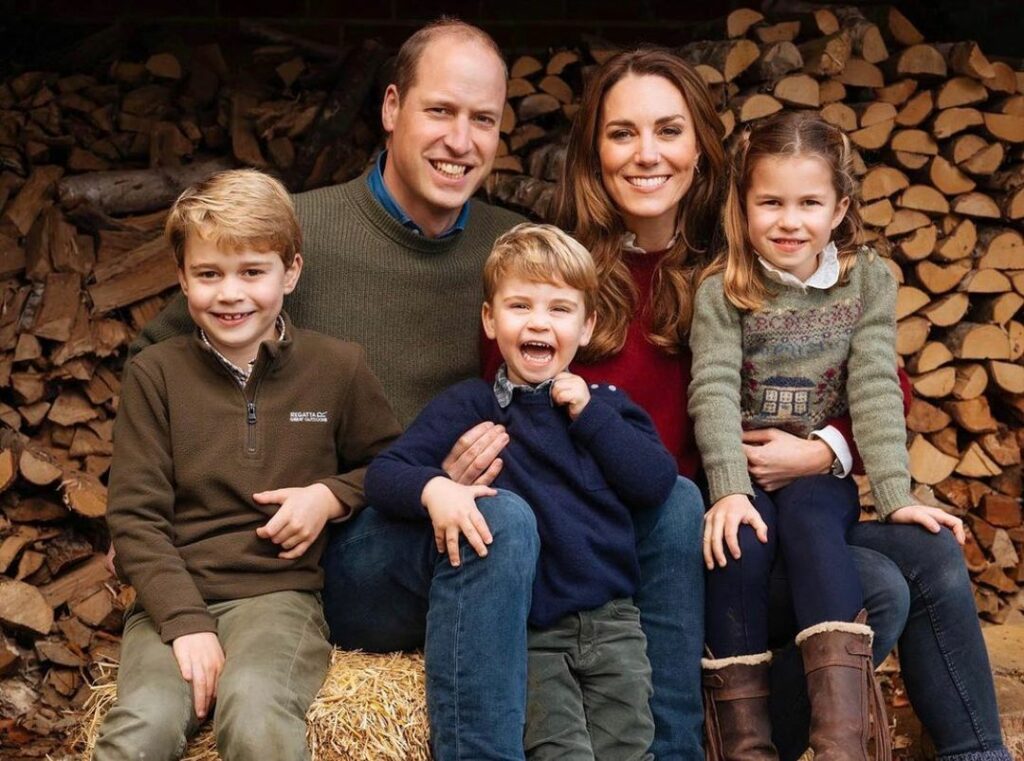 #ELLEnews ウィリアム王子とキャサリン妃がジョージ王子とシャーロット王女、ルイ王子と一緒にインスタグラムでクリスマスのお祝い少し見ない間にすくすく成長し #ELLEnews ウィリアム王子とキャサリン妃がジョージ王子とシャーロット王女、ルイ王子と一緒にインスタグラムでクリスマスのお祝い少し見ない間にすくすく成長し