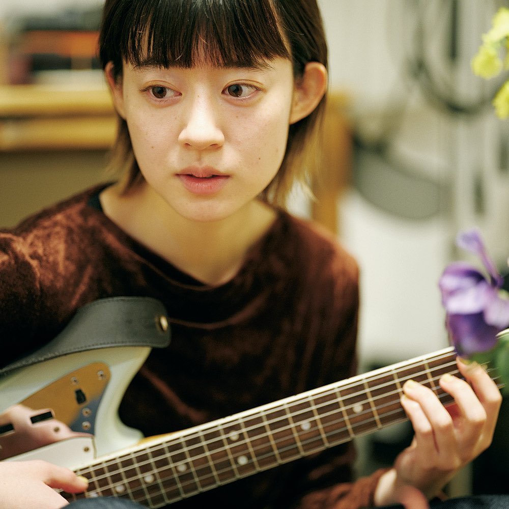 【長く一緒に過ごすもの】
ミュージシャン・塩塚モエカさんが長年愛用しているアイテムは「フラワーベース」

「羊文学」の塩塚モエカさんが 身の周りに置き