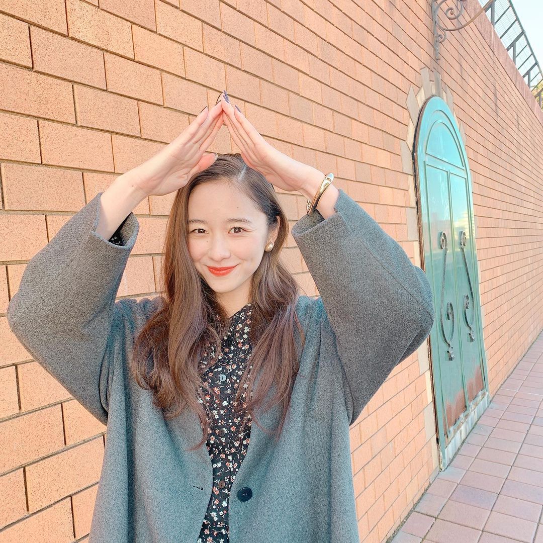 2月号パリシック企画から、堀田さんのオフショを エッフェル塔ポーズを決めてくれました パリっぽい場所で撮影したこの企画、誌面で少しでも旅気分を