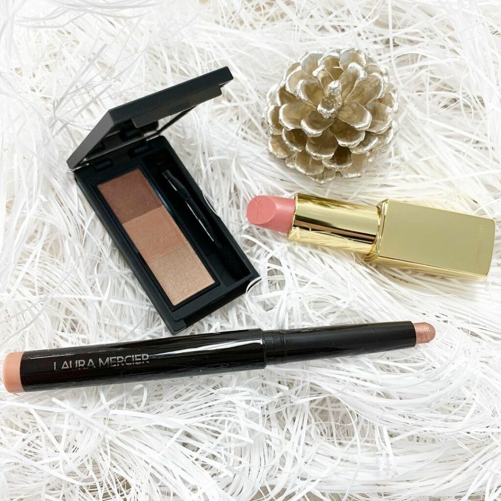 ＼今すぐ真似できる！ 人気ヘア＆メイクアップアーティスト・yumiさんおすすめのクリスマスメイク3選／
【1】彼をキュンとさせる温かみのあるピンクメイク