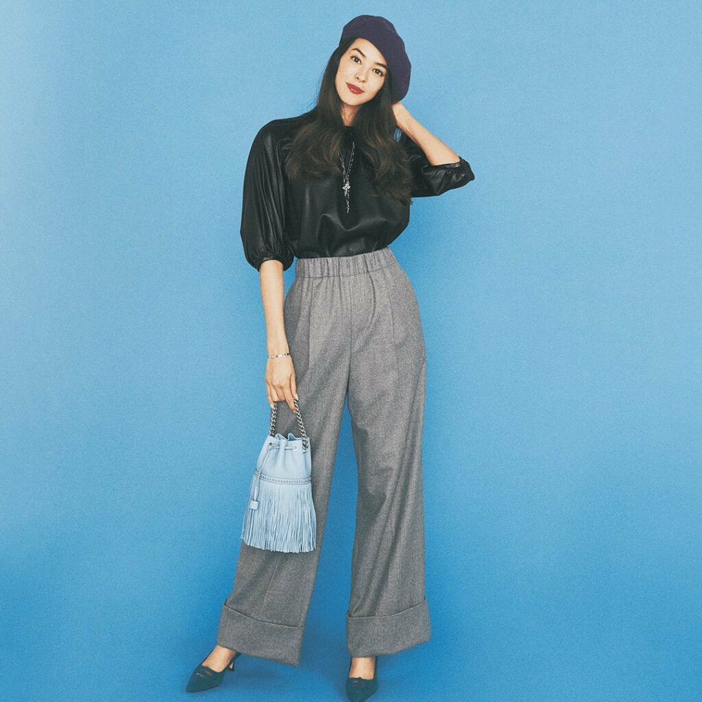 12月25日(金)、⁠⠀
ハードな「黒レザー」は、甘口デザインの⁠⠀
トップスで取り入れてデート仕様に。⁠⠀
⁠⠀
「パフスリーブ」が、華奢見え効果を発揮します