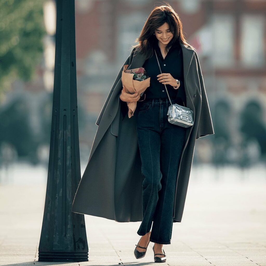 12月24日(木)、⁠⠀
いつものデニムコーデをアップデートするなら、⁠⠀
ちょっぴりモードな黒を選んで。⁠⠀
⁠⠀
センタープレス入りのパンツなら、⁠⠀
カジ