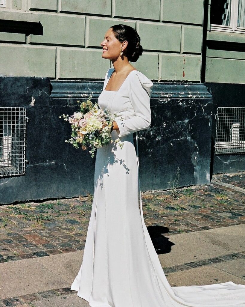 普段は花柄ドレスがシグネチャーのファッションディレクター、ヴィクトリア・サシーヌも、自身の結婚式ではオーセンティックな花嫁姿を披露。ショルダーコンシャス&背中が 普段は花柄ドレスがシグネチャーのファッションディレクター、ヴィクトリア・サシーヌも、自身の結婚式ではオーセンティックな花嫁姿を披露。ショルダーコンシャス&背中が