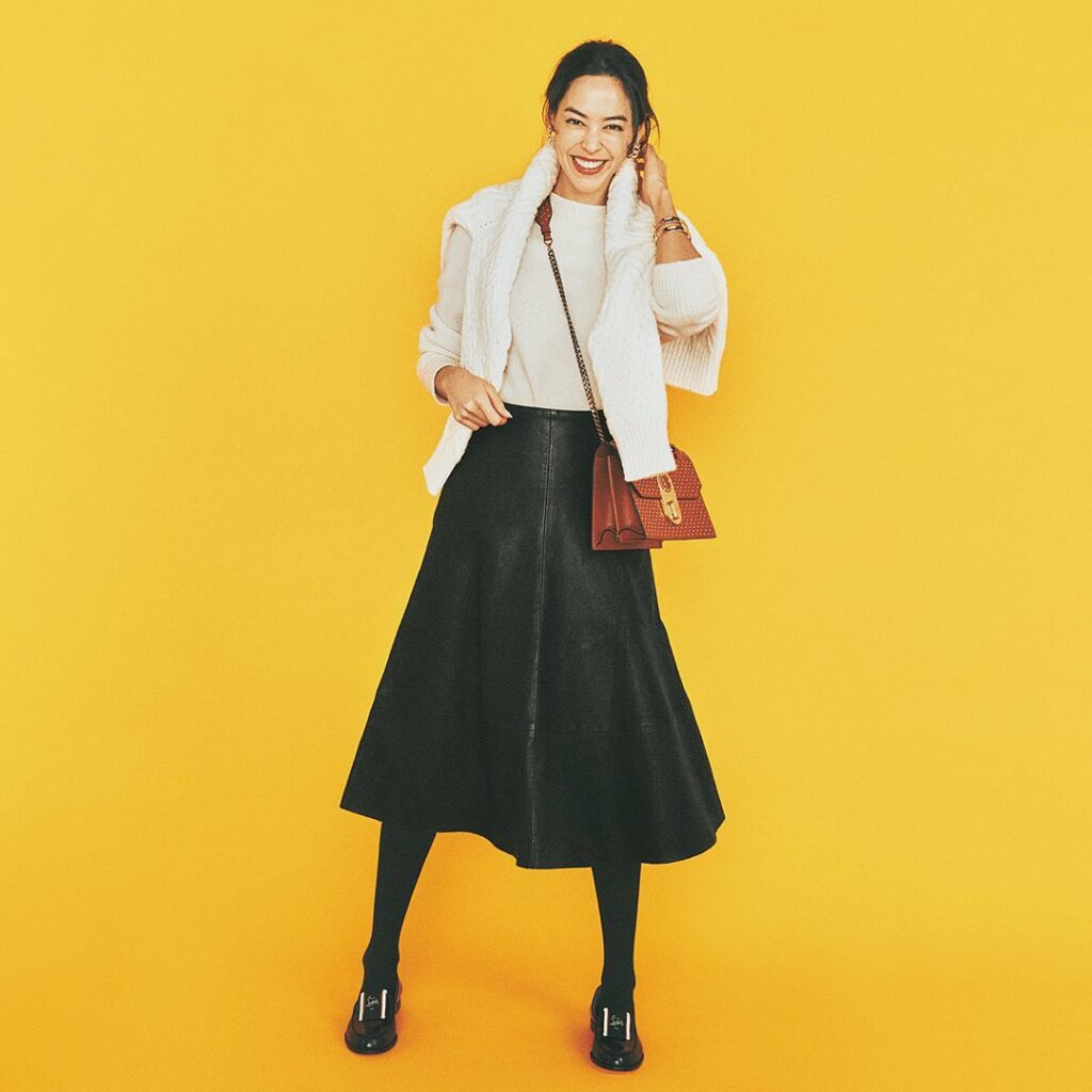 12月29日(火)、⁠⠀
トレンドのレザー素材は、⁠⠀
キレイめな「フレアスカート」で取り入れて、⁠⠀
ハードさを軽減。⁠⠀
⁠⠀
レザーが放つ光沢が、⁠⠀
コ