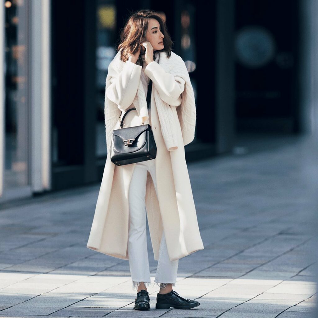 12月30日(水)、⁠⠀
冬の装いが軽やかに見える「ホワイトコーデ」。⁠⠀
⁠⠀
カジュアルなホワイトデニムに、⁠⠀
トーンの異なる白ニットや白アウターを重ねて