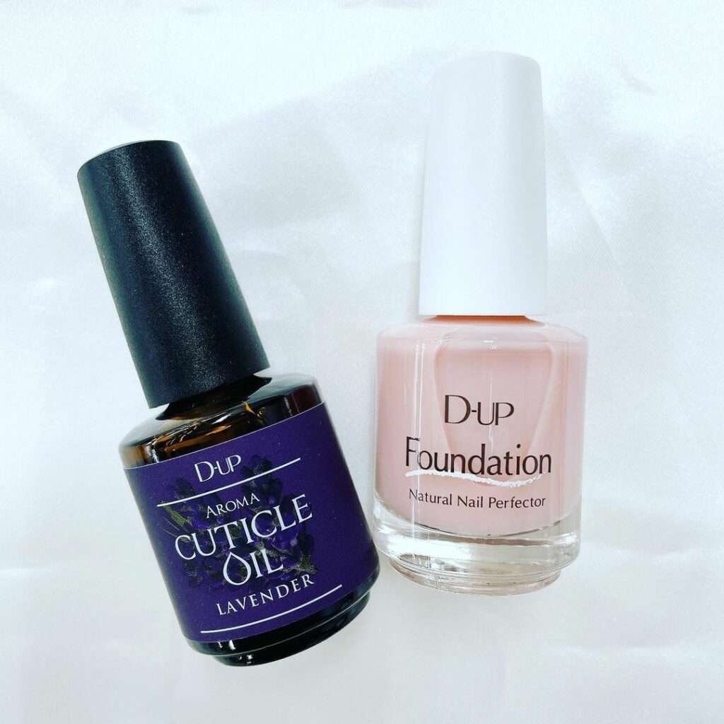 ＼D-UPの新作をお披露目ネイルファンデーションとネイルオイル、どちらもキーワードは"ラベンダー"／

右
自爪が元から放つ「ナチュラルなツヤ感」と「美しく透き