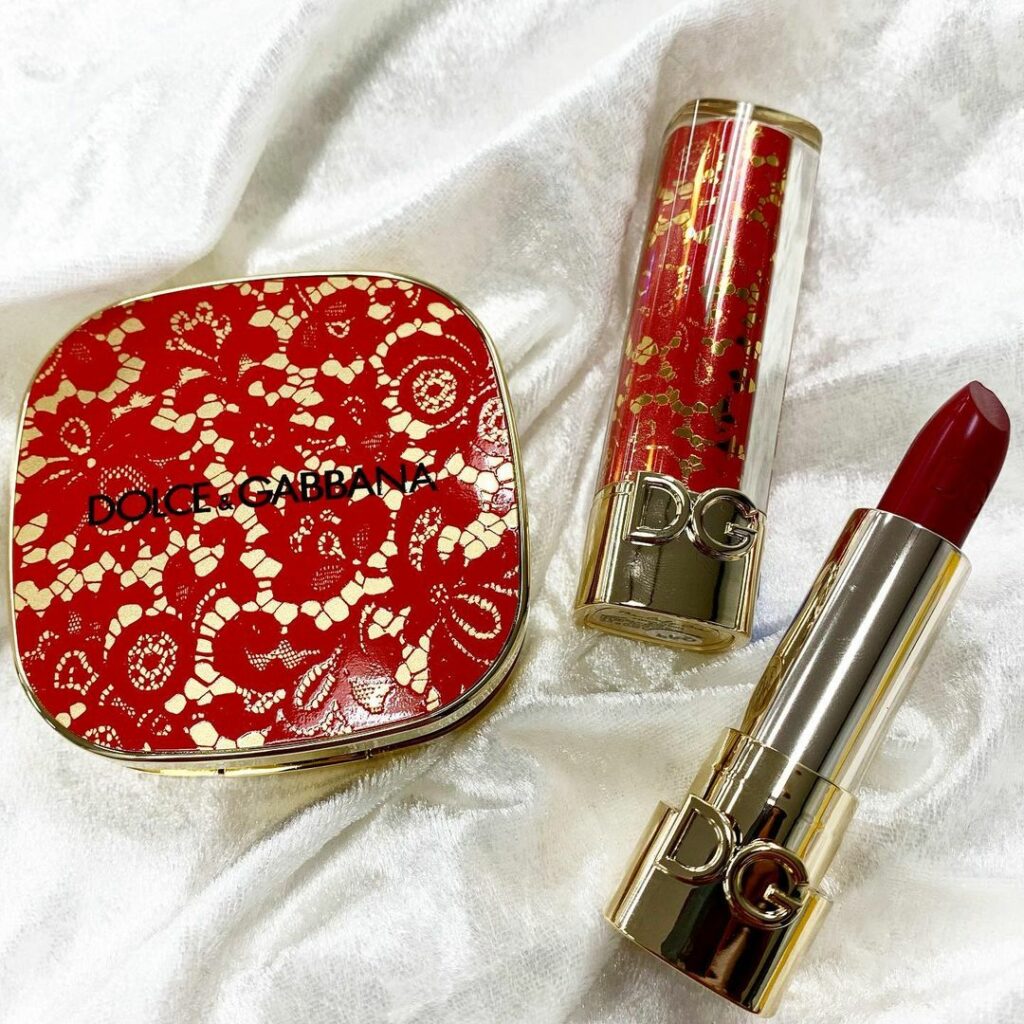 ドルチェ&ガッバーナからバレンタインシーズンのメイク気分を盛り上げてくれる限定コスメが登場
官能的なレースと情熱的なレッドで飾られたふたつの ドルチェ&ガッバーナからバレンタインシーズンのメイク気分を盛り上げてくれる限定コスメが登場
官能的なレースと情熱的なレッドで飾られたふたつの