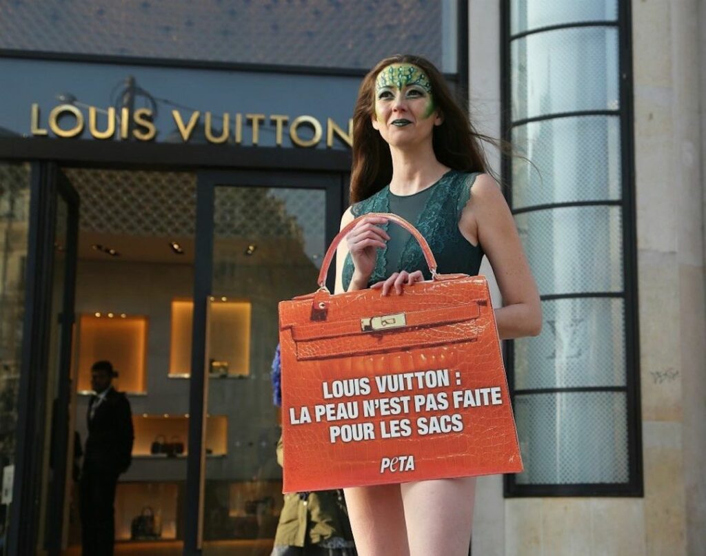 ニュース：PETAが「ルイ・ヴィトン」に公開書簡　エキゾチックレザー使用に抗議

国際動物愛護団体「動物の倫理的扱いを求める人々の会（People for th